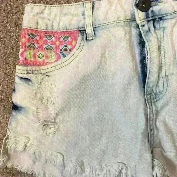 Rue21 light wash embroidered‎ denim shorts size 7/8 - Picture 5 of 9